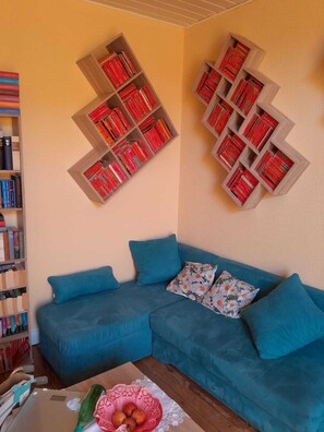 Smart-TV, peis og bøker