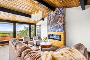 Smart TV y chimenea 