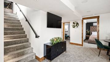 5 makuuhuonetta, työpöytä, ilmainen Wi-Fi, vuodevaatteet