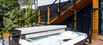Great Falls` Ultimate Premier Retreat: Hot Tub, City, Mountain & Missouri River Views with Gaming Area
