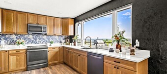 Great Falls` Ultimate Premier Retreat: Hot Tub, City, Mountain & Missouri River Views with Gaming Area