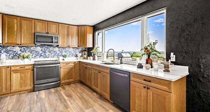 Great Falls` Ultimate Premier Retreat: Hot Tub, City, Mountain & Missouri River Views with Gaming Area