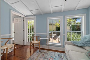 Televisie, boeken en een kantoor