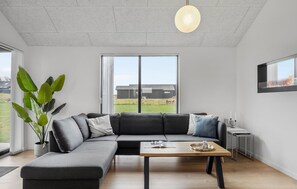 Smart TV, fireplace - 4 bedroom stunning home in Haderslev (Haderslev)