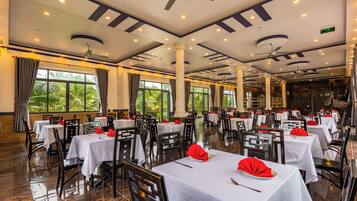 Free daily cooked-to-order breakfast