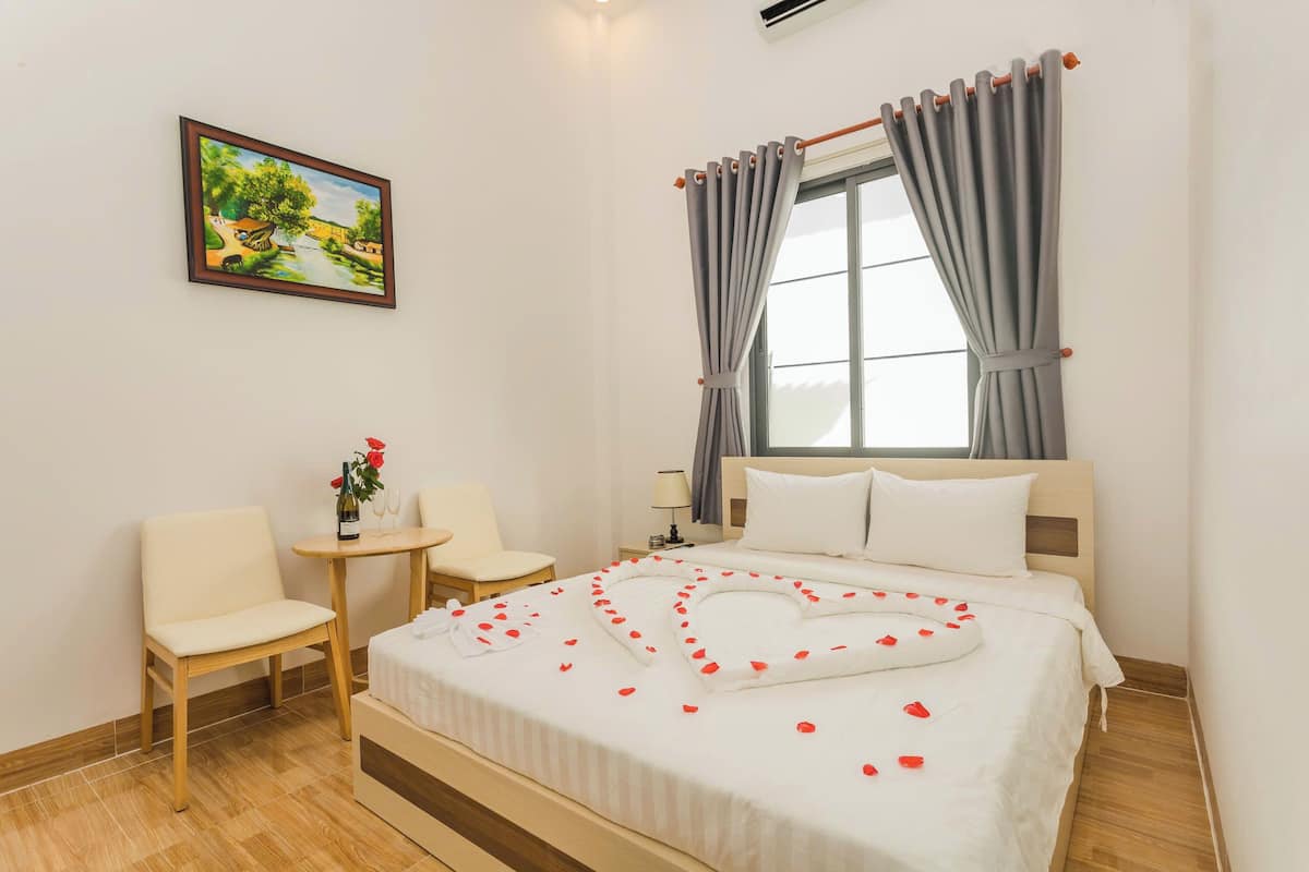 Premium bedding, down comforters, pillowtop beds, minibar