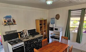 Fridge, microwave, oven, coffee/tea maker - Location Maison Entière a 5 Minutes à Pied D'une Plage (Rangiroa)