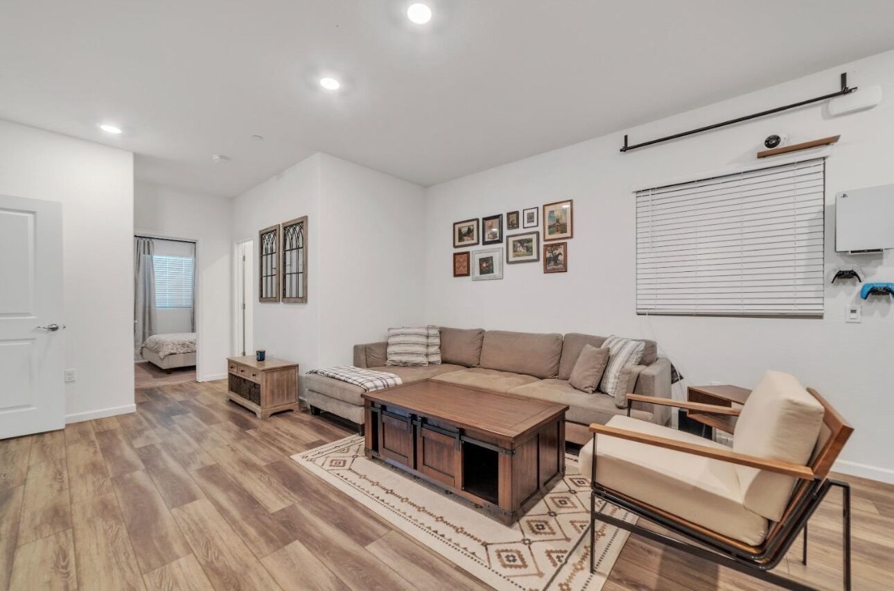 Charming 1-bedroom Private Suite in brilliant Rancho Cordova with Separate Entry