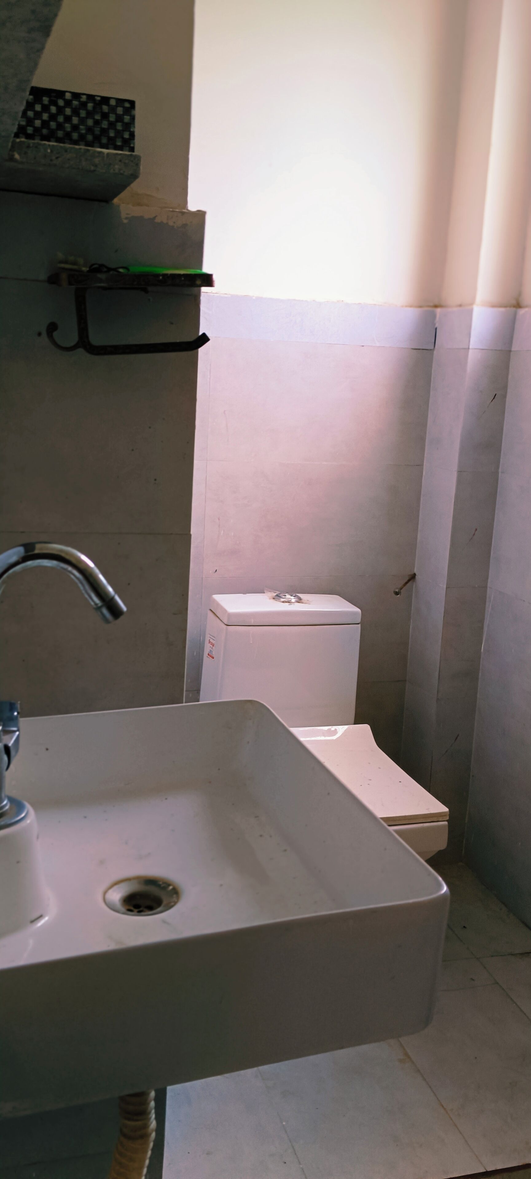 Dusj, hårføner, håndklær og såpe