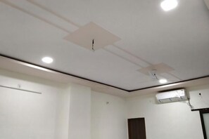 Room - Rajlakshmi Guest House (Mathura)