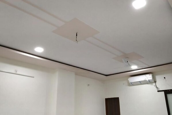 Room - Rajlakshmi Guest House (Mathura)