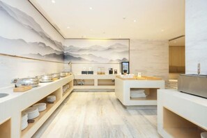 A modern bathroom with a mountain-themed mural, a vanity with a mirror, and a sink with a countertop. - JI Hotel (Guangzhou Huangpu Nangang Wanda) (Guangzhou)