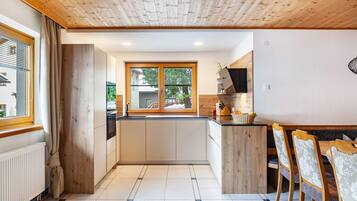 Een koelkast, een magnetron, een oven, een kookplaat