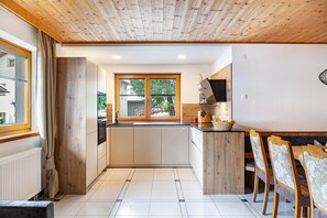 Fridge, microwave, oven, stovetop - Apartment 'Hotel Sonnblick - Wohnung Klaus' with Mountain View, Shared Terrace and Wi-Fi (Kartitsch)