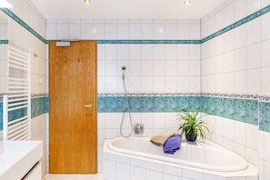 Douche, articles de toilette gratuits, sèche-cheveux