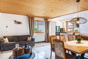 Dining - Apartment 'Hotel Sonnblick - Wohnung Klaus' with Mountain View, Shared Terrace and Wi-Fi (Kartitsch)