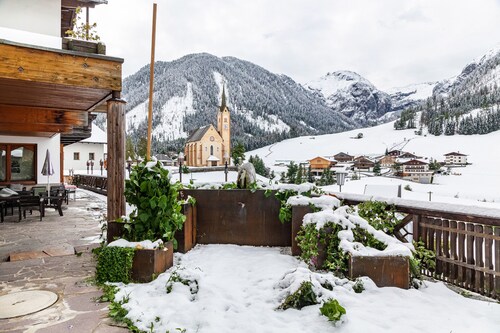 Apartment 'Hotel Sonnblick - Wohnung Klaus' with Mountain View, Shared Terrace and Wi-Fi