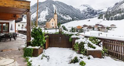 Apartment 'Hotel Sonnblick - Wohnung Klaus' with Mountain View, Shared Terrace and Wi-Fi