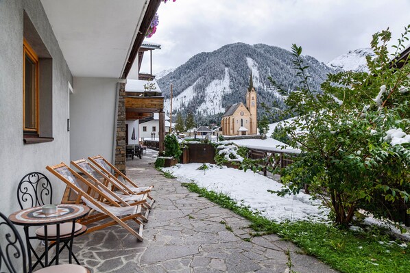 Terrace/patio - Apartment 'Hotel Sonnblick - Wohnung Klaus' with Mountain View, Shared Terrace and Wi-Fi (Kartitsch)