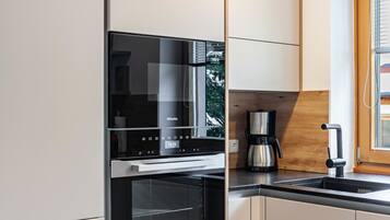 Een koelkast, een microgolfoven, een oven, een kookplaat