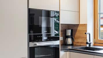 Kylskåp, mikrovågsugn, ugn och spishäll