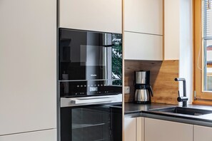 Frigorifero, microonde, forno, piano cottura