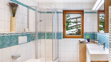 Ducha, artículos de tocador gratuitos, secador de pelo, toallas