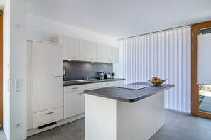 Frigorifero, forno, piano cottura, lavastoviglie