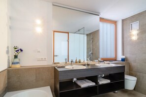 Een douche, een haardroger, handdoeken