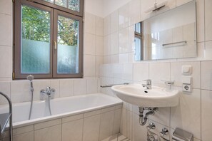 Shower, hair dryer, towels - Villa 'Effi-Briest-' with Mountain View, Private Terrace and Wi-Fi (Ostseebad Heringsdorf)