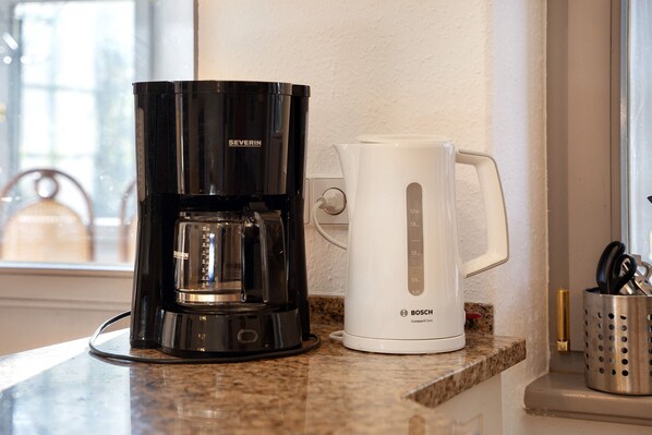 A coffee maker and a kettle on a kitchen counter. - Villa 'Effi-Briest-' with Mountain View, Private Terrace and Wi-Fi (Ostseebad Heringsdorf)