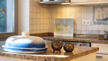 KĂŒhlschrank, Mikrowelle, Ofen, Herdplatte