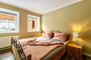2 bedrooms, iron/ironing board, free WiFi, bed sheets