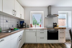 Fridge, microwave, oven, stovetop - Apartment 'Rohrdommel' with Private Terrace, Private Garden and Wi-Fi (Holm)