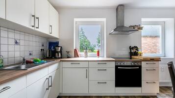 Køleskab, mikrobølgeovn, ovn, kogeplade