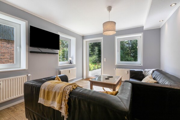 TV - Apartment 'Rohrdommel' with Private Terrace, Private Garden and Wi-Fi (Holm)