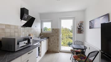 Een koelkast, een magnetron, een oven, een kookplaat
