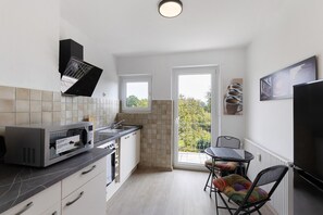 Frigorifero, microonde, forno, piano cottura