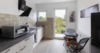 Apartment 'Ruhiges Appartement Am Stadtrand' with Balcony and Wi-Fi