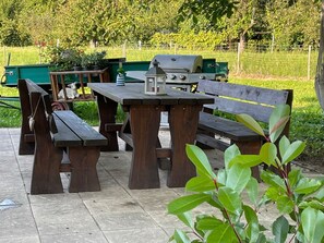 Outdoor dining - Apartment 'Ferienwohnung Reblandblick' with Mountain View, Balcony and Wi-Fi (Baden-Baden)