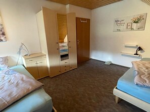 2 bedrooms, free WiFi, bed sheets - Apartment 'Ferienwohnung Reblandblick' with Mountain View, Balcony and Wi-Fi (Baden-Baden)