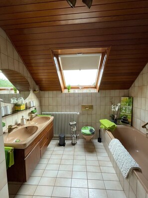 Shower, hair dryer, towels - Apartment 'Ferienwohnung Reblandblick' with Mountain View, Balcony and Wi-Fi (Baden-Baden)