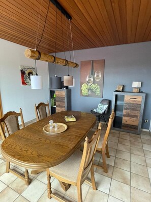 Dining - Apartment 'Ferienwohnung Reblandblick' with Mountain View, Balcony and Wi-Fi (Baden-Baden)