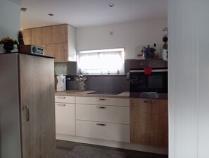 Refrigerador, horno, parrilla de estufa y cafetera y tetera