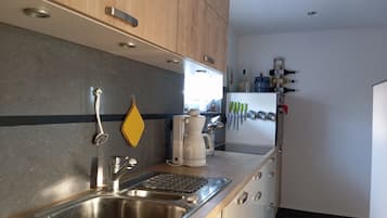 Kühlschrank, Ofen, Herdplatte, Wasserkocher mit Kaffee-/Teezubehör