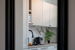 Microwave, dishwasher, cookware/dishes/utensils - Apartament at Piotrkowska by Renters (Lódz)