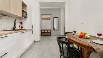 Microwave, dishwasher, cookware/dishes/utensils