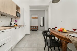 Microwave, dishwasher, cookware/dishes/utensils - Apartament at Piotrkowska by Renters (Lódz)