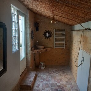 Shower, hair dryer, towels, toilet paper - Mas Provençal à 10 Minutes de Nîmes. Animaux de Compagnie Acceptés ! (Générac)