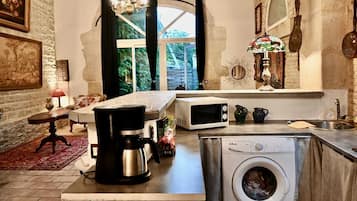 Réfrigérateur, micro-ondes, plaque de cuisson, cafetiÚre/bouilloire